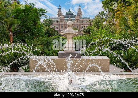 Springbrunnen in den Casino Gärten in Monte Carlo mit dem Casino de Monte Carlo in der Ferne Stockfoto