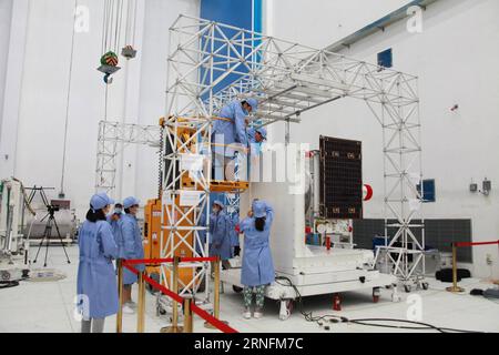 (160815) -- JIUQUAN, 15. Aug. 2016 () -- das Foto wurde am 30. Juli 2016 aufgenommen und zeigt einen Test für den experimentellen Quantenkommunikationssatelliten im Jiuquan Satellite Launch Center in Jiuquan, Provinz Gansu im Nordwesten Chinas. Der erste Quantenkommunikationssatellit der Welt, den China auf den Start vorbereitet, wurde nach einem fünftem Jahrhundert v. Chr. mit dem Namen Micius versehen. Der chinesische Wissenschaftler, die Chinesische Akademie der Wissenschaften (CAS), gab am Montag bekannt. Laut CAS wird der Quantensatellit Experimente zur Hochgeschwindigkeits-Quantenschlüsselverteilung zwischen dem Satelliten an durchführen Stockfoto