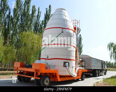 (160815) -- JIUQUAN, 15. Aug. 2016 () -- Foto vom 5. Aug. 2016 zeigt, dass der experimentelle Quantenkommunikationssatellit in seiner Verkleidung in den Startturm des Jiuquan Satellite Launch Center in Jiuquan in der nordwestchinesischen Provinz Gansu übertragen wird. Der erste Quantenkommunikationssatellit der Welt, den China auf den Start vorbereitet, wurde nach einem fünftem Jahrhundert v. Chr. mit dem Namen Micius versehen. Der chinesische Wissenschaftler, die Chinesische Akademie der Wissenschaften (CAS), gab am Montag bekannt. Laut CAS wird der Quantensatellit Experimente zur Hochgeschwindigkeits-Quantenschlüsselverteilung zwischen den Satellen durchführen Stockfoto