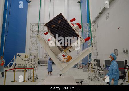 (160815) -- JIUQUAN, 15. Aug. 2016 () -- das Foto wurde am 30. Juli 2016 aufgenommen und zeigt einen Test für den experimentellen Quantenkommunikationssatelliten im Jiuquan Satellite Launch Center in Jiuquan, Provinz Gansu im Nordwesten Chinas. Der erste Quantenkommunikationssatellit der Welt, den China auf den Start vorbereitet, wurde nach einem fünftem Jahrhundert v. Chr. mit dem Namen Micius versehen. Der chinesische Wissenschaftler, die Chinesische Akademie der Wissenschaften (CAS), gab am Montag bekannt. Laut CAS wird der Quantensatellit Experimente zur Hochgeschwindigkeits-Quantenschlüsselverteilung zwischen dem Satelliten an durchführen Stockfoto