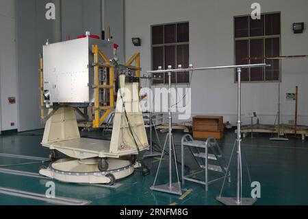 (160815) -- JIUQUAN, 15. August 2016 () -- das am 2. Dezember 2014 aufgenommene Foto zeigt einen magnetischen Test für den Quantenkommunikationssatelliten. Der erste Quantenkommunikationssatellit der Welt, den China auf den Start vorbereitet, wurde nach einem fünftem Jahrhundert v. Chr. mit dem Namen Micius versehen. Der chinesische Wissenschaftler, die Chinesische Akademie der Wissenschaften (CAS), gab am Montag bekannt. Laut CAS wird der Quantensatellit Experimente zur Hochgeschwindigkeits-Quantenschlüsselverteilung zwischen Satelliten und Bodenstationen durchführen und zum ersten Mal weltweit die Quantenteleportation erforschen. () CHINA-FIRST Stockfoto