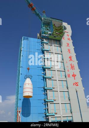 (160815) -- JIUQUAN, 15. August 2016 () -- Foto vom 5. August 2016 zeigt, dass der experimentelle Quantenkommunikationssatellit in seiner Verkleidung angehoben wird, um auf der Rakete im Jiuquan Satellite Launch Center in Jiuquan, Provinz Gansu im Nordwesten Chinas, installiert zu werden. Der erste Quantenkommunikationssatellit der Welt, den China auf den Start vorbereitet, wurde nach einem fünftem Jahrhundert v. Chr. mit dem Namen Micius versehen. Der chinesische Wissenschaftler, die Chinesische Akademie der Wissenschaften (CAS), gab am Montag bekannt. Laut CAS wird der Quantensatellit Experimente zur Hochgeschwindigkeits-Quantenschlüsselverteilung zwischen durchführen Stockfoto