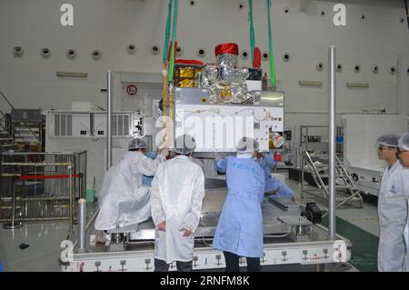 (160815) -- JIUQUAN, 15. Aug. 2016 () -- das am 30. Juni 2016 aufgenommene Foto zeigt, wie technisches Personal den experimentellen Quantenkommunikationssatelliten überprüft, bevor es in einem Technikzentrum für Mikrosatelliten verpackt wird. Der erste Quantenkommunikationssatellit der Welt, den China auf den Start vorbereitet, wurde nach einem fünftem Jahrhundert v. Chr. mit dem Namen Micius versehen. Der chinesische Wissenschaftler, die Chinesische Akademie der Wissenschaften (CAS), gab am Montag bekannt. Laut CAS wird der Quantensatellit Experimente zur Hochgeschwindigkeits-Quantenschlüsselverteilung zwischen Satelliten und Bodenstationen sowie Explo durchführen Stockfoto