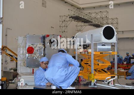 (160815) -- JIUQUAN, 15. August 2016 () -- das am 21. Juli 2016 aufgenommene Foto zeigt, wie technisches Personal einen optischen Leistungstest für den experimentellen Quantenkommunikationssatelliten im Jiuquan Satellite Launch Center in Jiuquan, Provinz Gansu im Nordwesten Chinas, durchführt. Der erste Quantenkommunikationssatellit der Welt, den China auf den Start vorbereitet, wurde nach einem fünftem Jahrhundert v. Chr. mit dem Namen Micius versehen. Der chinesische Wissenschaftler, die Chinesische Akademie der Wissenschaften (CAS), gab am Montag bekannt. Laut CAS wird der Quantensatellit Experimente zur Hochgeschwindigkeits-Quantenschlüsselverteilung zwischen den beiden Satelliten durchführen Stockfoto