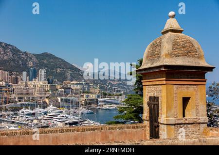 Der Hafen von Monaco und Superyachten von der Altstadt von Monaco Stockfoto