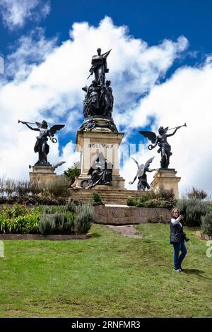 VENTAQUEMADA, KOLUMBIEN - AUGUST 2023. Weibliche Touristen nehmen Selfies am Denkmal für Simon Bolivar an der berühmten historischen Brücke von Boyaca i Stockfoto