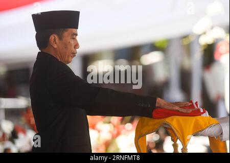 Unabhängigkeitstag in Indonesien (160817) -- JAKARTA, 17. August 2016 -- der indonesische Präsident Joko Widodo gibt einem Fahnenträger während der indonesischen Unabhängigkeitstag-Zeremonie am 17. August 2016 in Jakarta eine Nationalflagge. Indonesien feierte am 17. August seinen 71. Jahrestag der Unabhängigkeit. ) (zy) INDONESIEN-JAKARTA-UNABHÄNGIGKEITSTAG DuxYu PUBLICATIONxNOTxINxCHN UNABHÄNGIGKEITSTAG in Indonesien 160817 Jakarta 17. August 2016 der indonesische Präsident Joko Widodo gibt einem Fahnenträger während der Zeremonie zum indonesischen Unabhängigkeitstag in Jakarta AM 17. August 2016 seinen 71. Jahrestag Stockfoto