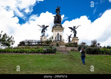 VENTAQUEMADA, KOLUMBIEN - AUGUST 2023. Weibliche Touristen fotografieren das Denkmal für Simon Bolivar an der berühmten historischen Brücke von Boyaca Stockfoto