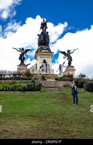 VENTAQUEMADA, KOLUMBIEN - AUGUST 2023. Weibliche Touristen nehmen Selfies am Denkmal für Simon Bolivar an der berühmten historischen Brücke von Boyaca i Stockfoto