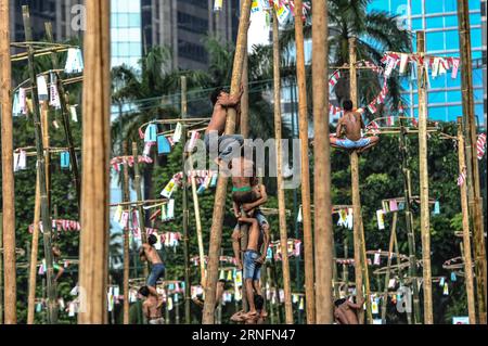 Unabhängigkeitstag in Indonesien (160817) -- JAKARTA, 17. August 2016 -- Menschen klettern Stöcke während der Feierlichkeiten zum 71. Indonesischen Unabhängigkeitstag in Jakarta, Indonesien, am 17. August 2016. Jedes Jahr erklimmen Menschen in Jakarta Hunderte von Stangen und versuchen, Preise auf den Stangen zu erhalten, um den indonesischen Unabhängigkeitstag zu feiern. ) (wtc) INDONESIEN-JAKARTA-UNABHÄNGIGKEITSTAG-FEIERLICHKEITEN-STANGENKLETTERN VerixSanovri PUBLICATIONxNOTxINxCHN UNABHÄNGIGKEITSTAG in Indonesien 160817 Jakarta 17. August 2016 Prominente KLETTERN Stöcke während der Feierlichkeiten des 71. Indonesischen UNABHÄNGIGKEITSTAGES in Jaka Stockfoto