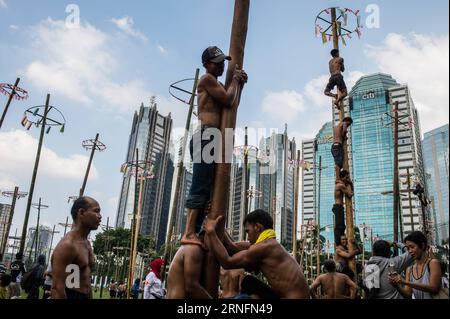 Unabhängigkeitstag in Indonesien (160817) -- JAKARTA, 17. August 2016 -- Menschen klettern Stöcke während der Feierlichkeiten zum 71. Indonesischen Unabhängigkeitstag in Jakarta, Indonesien, am 17. August 2016. Jedes Jahr erklimmen Menschen in Jakarta Hunderte von Stangen und versuchen, Preise auf den Stangen zu erhalten, um den indonesischen Unabhängigkeitstag zu feiern. ) (wtc) INDONESIEN-JAKARTA-UNABHÄNGIGKEITSTAG-FEIERLICHKEITEN-STANGENKLETTERN VerixSanovri PUBLICATIONxNOTxINxCHN UNABHÄNGIGKEITSTAG in Indonesien 160817 Jakarta 17. August 2016 Prominente KLETTERN Stöcke während der Feierlichkeiten des 71. Indonesischen UNABHÄNGIGKEITSTAGES in Jaka Stockfoto