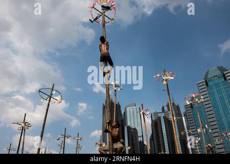 Unabhängigkeitstag in Indonesien (160817) -- JAKARTA, 17. August 2016 -- Menschen klettern Stöcke während der Feierlichkeiten zum 71. Indonesischen Unabhängigkeitstag in Jakarta, Indonesien, am 17. August 2016. Jedes Jahr erklimmen Menschen in Jakarta Hunderte von Stangen und versuchen, Preise auf den Stangen zu erhalten, um den indonesischen Unabhängigkeitstag zu feiern. ) (wtc) INDONESIEN-JAKARTA-UNABHÄNGIGKEITSTAG-FEIERLICHKEITEN-STANGENKLETTERN VerixSanovri PUBLICATIONxNOTxINxCHN UNABHÄNGIGKEITSTAG in Indonesien 160817 Jakarta 17. August 2016 Prominente KLETTERN Stöcke während der Feierlichkeiten des 71. Indonesischen UNABHÄNGIGKEITSTAGES in Jaka Stockfoto