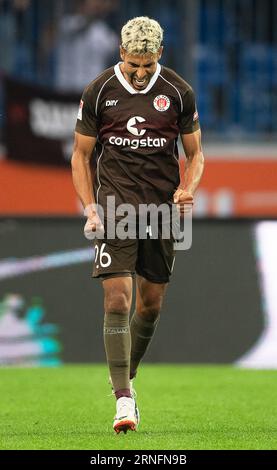 Brunswick, Deutschland. September 2023. Fußball: 2. Bundesliga, Eintracht Braunschweig - FC St. Pauli, 5. Spieltag, Eintracht-Stadion. St. Paulis Elias Saad feiert nach dem 0:1 Tor. Credit: Swen Pförtner/dpa - WICHTIGER HINWEIS: gemäß den Anforderungen der DFL Deutsche Fußball Liga und des DFB Deutscher Fußball-Bund ist es untersagt, im Stadion und/oder im Spiel aufgenommene Fotografien in Form von Sequenzbildern und/oder videoähnlichen Fotoserien zu nutzen oder nutzen zu lassen./dpa/Alamy Live News Stockfoto