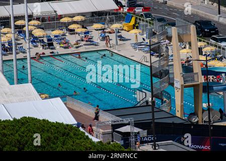 Blick nach unten auf das Rainier III Nautical Stadium, La Condamine, Port Hercule, Monaco, Monte Carlo, Francen La Condamine und Umgebung Stockfoto