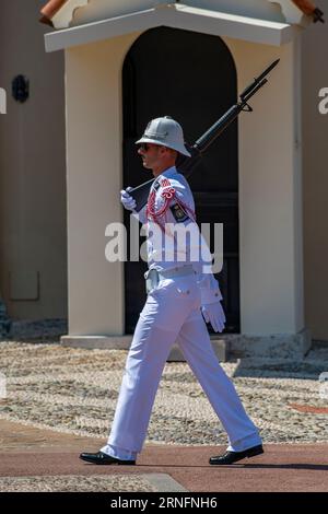 Ein Soldat auf einer Parade vor dem Fürstenpalast, Palais Princier, Monaco-Ville, Monaco, Frankreich Stockfoto