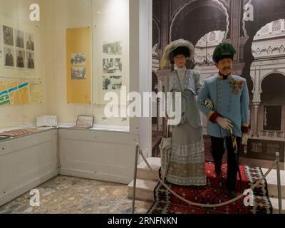 Innenraum des Sarajevo Museums 1878 – 1918 mit Statuen von Franz Ferdinand und seiner Frau Sophie. Stadt Sarajevo, 01. September 2023 Stockfoto