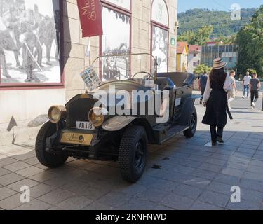 Replik Gräf & Stift offener Touring Car am Ort des Attentats in Sarajevo 1914. Sarajevo, Bosnien und Herzegowina, 13. August 2023. Stockfoto
