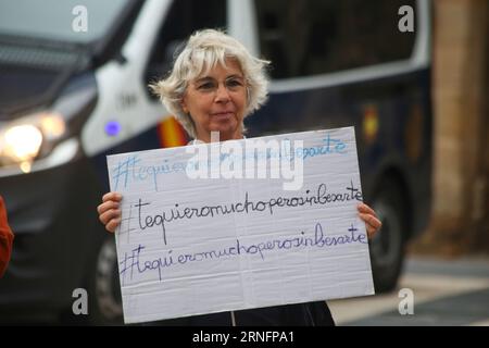 Gijon, Spanien, 1. September 2023: Eine Dame hält ein Banner mit „Ich liebe dich sehr, aber ohne dich zu küssen“ während der Kundgebung gegen Luis Rubiales am 1. September 2023 in Gijón, Spanien. Quelle: Alberto Brevers / Alamy Live News. Stockfoto