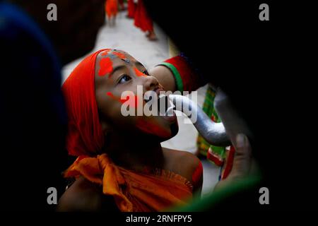 (160821) -- PEKING, 21. August 2016 -- Ein nepalesischer Junge, der festliche Kleidung trägt, trinkt Milch, während er an einer Parade des Gaijatra Festivals oder des Festivals der Kühe in Kathmandu, Hauptstadt Nepals, 19. August 2016 teilnimmt.) WÖCHENTLICHE AUSWAHL VON XINHUA FOTO PratapxThapa PUBLICATIONxNOTxINxCHN 160821 Peking 21. Aug 2016 ein nepalesischer Junge, der festliche Kleidung trägt, TRINKT Milch, während er an einer Parade des Gaijatra Festivals oder dem Festival der Kühe in Kathmandu Hauptstadt von Nepal teilnimmt 19. Aug 2016 wöchentliche Auswahl von XINHUA Photo PRATAPXTHAPA PUNICxTICTINN Stockfoto