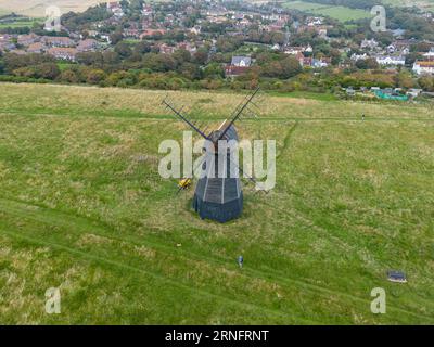 Luftaufnahme von Beacon Hill Windmill, Rottingdean, East Sussex, Großbritannien. Stockfoto