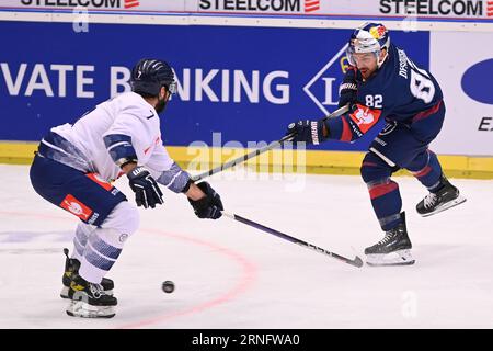 Ostrava, Tschechische Republik. September 2023. Von links Mario Grman vom HC Vitkovice und Chris DeSousa vom EHC München in Aktion während des Eishockey-Champions-League-Spiels: HC Vitkovice Ridera gegen EHC Red Bull München (Deutschland) in Ostrava, Tschechische Republik, 1. September 2023. Quelle: Jaroslav Ozana/CTK Photo/Alamy Live News Stockfoto