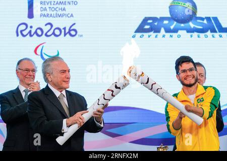 BRASILIA, 25. Aug. 2016 -- das Bild der brasilianischen Präsidentschaft zeigt den brasilianischen Interimspräsidenten Michel Temer (L2) und den brasilianischen paralympischen Athleten Yohansson do Nascimento (Front R), die während der Feierlichkeit zum Empfang der paralympischen Fackeln in Brasilia, der brasilianischen Hauptstadt, am 25. Aug. 2016 Fackeln halten. Beto Barata/Vorsitz BRASILIENS) (egp) (fnc) (SP)BRASILIEN-BRASILIA-PARALYMPICS e BRAZILIANxPRESIDENCY PUBLICATIONxNOTxINxCHN Brasilia Aug 25 2016 das vom brasilianischen Vorsitz bereitgestellte Bild zeigt den brasilianischen Interimspräsidenten Michel Témer L2 und den brasilianischen Paralympics Athlete do Nascimento Fron Stockfoto