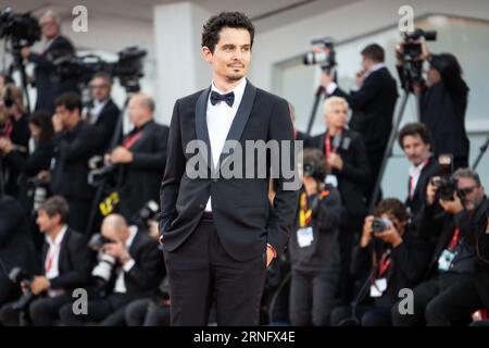 VENEDIG, ITALIEN - AUGUST 30: Präsident der internationalen Jurys Damien Chazelle nimmt am 30. August 2023 in Venedig, Italien, am 80. Internationalen Filmfestival in Venedig, den ersten roten Teppich ein. (Foto: Luca Carlino/NurPhoto) Credit: NurPhoto SRL/Alamy Live News Stockfoto