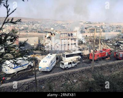 Themen der Woche Bilder des Tages (160826) -- ANKARA, 26. Aug. 2016 -- Feuerwehrleute und Polizisten arbeiten in der Polizeiwache, die am 26. Aug. 2016 von Militanten angegriffen wurden, im Bezirk Cizre der türkischen Provinz Sirnak. Acht türkische Polizeibeamte wurden getötet und 50 Menschen wurden bei einem Bombenanschlag auf LKW vor einer Polizeiwache im Bezirk Cizre der türkischen Provinz Sirnak am Freitag verletzt, berichteten lokale Medien. (cl) TÜRKEI-SIRNAK-BOMBENANSCHLAG MertxMacit PUBLICATIONxNOTxINxCHN Themen die Woche Bilder der Tag 160826 Ankara Aug 26 2016 Feuerwehrleute und Polizei arbeiten in Stockfoto