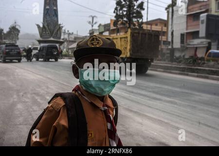 (160826) -- NORD-SUMATRA, 26. August 2016 -- Ein Student trägt eine Maske während des Ausbruchs des Mount Sinabung bei Brastagi, Bezirk Karo, Nord-Sumatra, Indonesien, 26. August, 2016. Farmen und Bäume rund um den Berg Sinabung waren mit grauer Asche bedeckt, als der Vulkan am Freitag erneut ausbrach, aber nahe gelegene Städte und Dörfer waren nicht in Gefahr. ) (cl) INDONESIEN-NORD-SUMATRA-MOUNT SINABUNG-ERUPTION YTxHaryono PUBLICATIONxNOTxINxCHN 160826 Nord-SUMATRA Aug 26 2016 ein Student trägt eine Maske während des Ausbruchs des Mount SINABUNG IM Diamond District Nord-Sumatra Indonesia Aug 26 2016 Farmen und Bäume rund um den Stockfoto