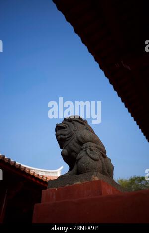 Ein kaiserlicher Wächterlöwe vor dem Tainan Confucian Temple an der Nanmen Road im West Central District, Tainan, Taiwan. Stockfoto