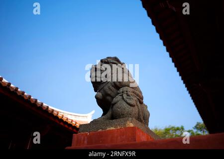 Ein kaiserlicher Wächterlöwe vor dem Tainan Confucian Temple an der Nanmen Road im West Central District, Tainan, Taiwan. Stockfoto