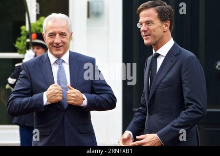 Themen der Woche Bilder des Tages 160826 -- DEN HAAG, 26. August 2016 -- DER niederländische Premierminister Mark Rutte R trifft sich mit dem deutschen Bundesratsvorsitzenden Stanislaw Tillich in den Haag, Niederlande, 26. August 2016. cl NIEDERLANDE-DEN HAAG-DEUTSCHLAND-DIPLOMATIE SylviaxLederer PUBLICATIONxNOTxINxCHN Stockfoto