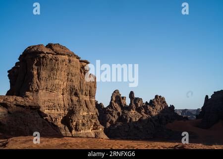 Blick in die Sahara Wüste von Tadrart rouge tassili najer in Djanet City, Algerien. Farbenfroher oranger Sand, felsige Berge Stockfoto