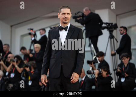 VENEDIG, ITALIEN - AUGUST 30: Jurymitglied Gabriele Mainetti nimmt am 30. August 2023 in Venedig, Italien, am 80. Internationalen Filmfestival in Venedig, am ersten roten Teppich Teil. (Foto: Luca Carlino/NurPhoto) Credit: NurPhoto SRL/Alamy Live News Stockfoto