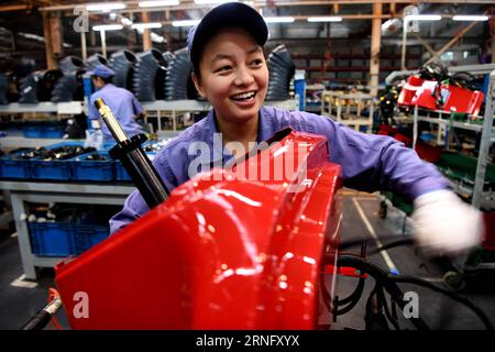 Ein Arbeiter produziert Dongfanghong-Traktoren in Luoyang, Provinz Henan in Zentralchina, 16. August 2016. 1958 wurde Chinas erster caterpillar-Traktor Dongfanghong in der Traktorfabrik Luoyang hergestellt, was den ersten Schritt in der chinesischen Traktorindustrie darstellte. In den letzten sechs Jahrzehnten wurden in der Fabrik, die in YTO Group Corporation umbenannt wurde, 3,31 Millionen Traktoren und 2,45 Millionen Maschinen mit Antriebsleistung hergestellt. Die Initiative „Gürtel und Straße“ gibt YTO die Möglichkeit, sich weiterzuentwickeln. In den letzten Jahren baute YTO mehrere Fabriken in Serbien, Südafrika, Polen und anderen Ländern. 2011 wurde die französische Kompanie gegründet Stockfoto