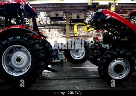 Ein Arbeiter produziert Dongfanghong-Traktoren in Luoyang, Provinz Henan in Zentralchina, 15. August 2016. 1958 wurde Chinas erster caterpillar-Traktor Dongfanghong in der Traktorfabrik Luoyang hergestellt, was den ersten Schritt in der chinesischen Traktorindustrie darstellte. In den letzten sechs Jahrzehnten wurden in der Fabrik, die in YTO Group Corporation umbenannt wurde, 3,31 Millionen Traktoren und 2,45 Millionen Maschinen mit Antriebsleistung hergestellt. Die Initiative „Gürtel und Straße“ gibt YTO die Möglichkeit, sich weiterzuentwickeln. In den letzten Jahren baute YTO mehrere Fabriken in Serbien, Südafrika, Polen und anderen Ländern. 2011 wurde die französische Kompanie gegründet Stockfoto