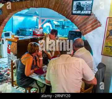 Perpignan, Frankreich, kleine Gruppen, Getränke in französischem Bistro, Café, Restaurant, Gespräch mit französischer Kellnerin, offene Küche lokal Stockfoto