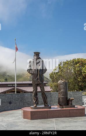 San Francisco, CA, USA - 12. Juli 2023: Waiting Lone Sailor Statue am H. Dana Bowers Vista Point auf der Golden Gate Bridge unter blauem Wolkenbild Stockfoto