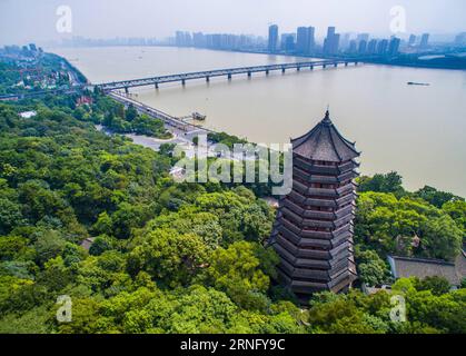 (160828) -- HANGZHOU, 28. August 2016 -- Foto aufgenommen am 17. September 2015 zeigt die Qiantang River Bridge in der Stadt Hangzhou, der Hauptstadt der ostchinesischen Provinz Zhejiang. Der 11. G20-Gipfel findet vom 4. Bis 5. September in Hangzhou statt. ) (Ry) CHINA-HANGZHOU-G20-CITY VIEW-BRIDGE (CN) XuxYu PUBLICATIONxNOTxINxCHN 160828 Hangzhou Aug 28 2016 Foto aufgenommen AM 17. September 2015 zeigt die Qiantang River Bridge in Hangzhou City Hauptstadt der ostchinesischen Provinz S Zhejiang der 11. G20-Gipfel wird vom 4. Bis 5. September in Hangzhou Ry China Hangzhou G20 Held sein City View Bridge CN XuxYu PUBLICATIONxNOTxINxCHN Stockfoto