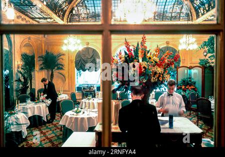 PARIS, Frankreich, - Blick durch das Fenster, französische Kellner bereiten den Speisesaal im klassisch eleganten französischen Restaurant „Les Elysees“ im Hotel Vernet (25, Rue Vernet, in der Nähe der Champs-Elysees) vor Stockfoto