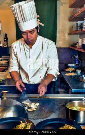PARIS, Frankreich - Portrait, Küchenchef bei der Arbeit in der Küche, Grillgerichte, japanisches Innenrestaurant, in « Abazu », Restaurantarbeiter Stockfoto