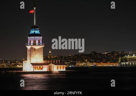 Mädchenturm oder Kız Kulesi Nachtsicht mit Langzeitbelichtung. Der Mädchenturm ist eines der berühmten historischen Gebäude Istanbuls am Bosporus. Stockfoto