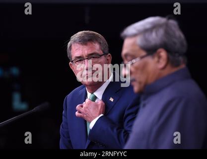 (160829) -- WASHINGTON D.C., 29. August 2016 -- US-Verteidigungsminister Ash Carter (L) und indischer Verteidigungsminister Manohar Parrikar nahmen am 29. August 2016 an einer Pressekonferenz im Pentagon in Washington D.C. Teil. Die Vereinigten Staaten und Indien unterzeichneten am Montag ein Logistikabkommen, das es ihren Streitkräften ermöglichen wird, die Stützpunkte der anderen für die Reparatur und Wiederauffüllung von Vorräten zu nutzen. ) US-WASHINGTON-INDIEN-VERTEIDIGUNGSDIPLOMATIE YinxBogu PUBLICATIONxNOTxINxCHN 160829 Washington D C Aug 29 2016 US-Verteidigungsminister Ash Carter l und indische Verteidigungsminister Manohar Parrikar atte Stockfoto