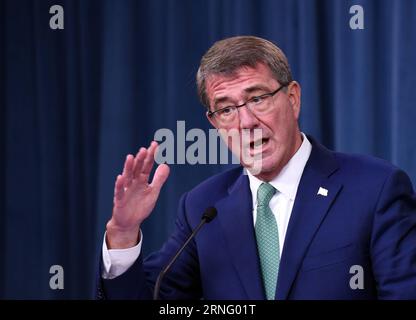 (160829) -- WASHINGTON D.C., 29. August 2016 -- US-Verteidigungsminister Ash Carter spricht während einer Pressekonferenz mit dem indischen Verteidigungsminister Manohar Parrikar (nicht im Bild) im Pentagon in Washington D.C., USA, 29. August 2016. Die Vereinigten Staaten und Indien unterzeichneten am Montag ein Logistikabkommen, das es ihren Streitkräften ermöglichen wird, die Stützpunkte der anderen für die Reparatur und Wiederauffüllung von Vorräten zu nutzen. ) US-WASHINGTON-INDIEN-VERTEIDIGUNGSDIPLOMATIE YinxBogu PUBLICATIONxNOTxINxCHN 160829 Washington D C Aug 29 2016 US-Verteidigungsminister Ash Carter spricht während eines Pressekongresses Stockfoto