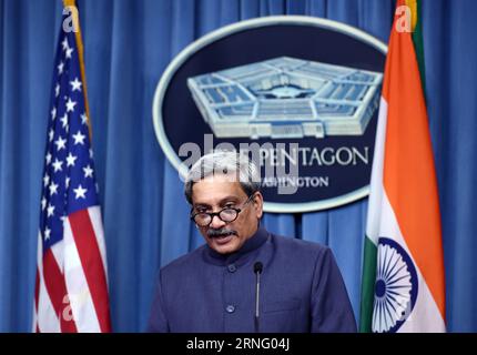 (160829) -- WASHINGTON D.C., 29. August 2016 -- der indische Verteidigungsminister Manohar Parrikar spricht während einer Pressekonferenz mit US-Verteidigungsminister Ash Carter (nicht im Bild) im Pentagon in Washington D.C., USA, 29. August 2016. Die Vereinigten Staaten und Indien unterzeichneten am Montag ein Logistikabkommen, das es ihren Streitkräften ermöglichen wird, die Stützpunkte der anderen für die Reparatur und Wiederauffüllung von Vorräten zu nutzen. ) US-WASHINGTON-INDIEN-VERTEIDIGUNGSDIPLOMATIE YinxBogu PUBLICATIONxNOTxINxCHN 160829 Washington D C Aug 29 2016 die indischen Verteidigungsminister Manohar Parrikar sprechen während einer Presse Stockfoto