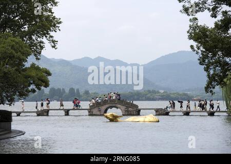 Das Foto vom 27. August 2016 zeigt die Yongjin-Brücke am Westsee in Hangzhou, der Hauptstadt der ostchinesischen Provinz Zhejiang. West Lake, westlich von Hangzhou gelegen, wo der diesjährige G20-Gipfel stattfinden soll, ist eine bekannte Touristenattraktion, nicht nur wegen seiner malerischen Landschaft, sondern auch wegen seiner Verbindung mit chinesischen Kulturen, die mit historischen Gelehrten und nationalen Helden verkörpert werden. ) (wx) CHINA-HANGZHOU-WEST LAKE-LANDSCHAFT (CN) JuxHuanzong PUBLICATIONxNOTxINxCHN Foto aufgenommen AM 27 2016. August zeigt die Yongjin-Brücke AM WESTSEE in Hangzhou Hauptstadt von Ostchina S Zhejiang Prov Stockfoto