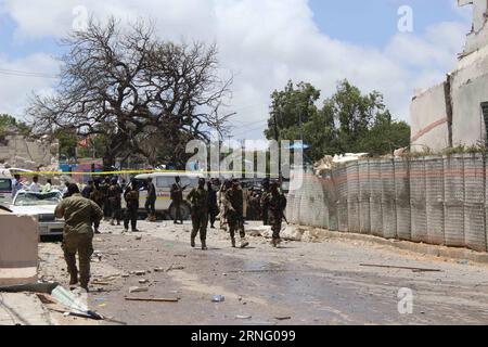 Bilder des Tages Bombenanschlag in Mogadischu (160830) -- MOGADISCHU, 30. August 2016 -- Sicherheitsmitglieder versammeln sich am 30. August 2016 an der Explosionsstelle in Mogadischu, der Hauptstadt Somalias. Mindestens sieben Menschen wurden getötet und mehrere andere wurden bei einer Bombenexplosion verletzt, die am Dienstag ein beliebtes Hotel in Mogadishu traf, bestätigte die Polizei. ) (Syq) SOMALIA-MOGADISHU-EXPLOSION FaisalxIsse PUBLICATIONxNOTxINxCHN Bilder der Tag der Bombardierung in Mogadishu 160830 Mogadishu Aug 30 2016 Sicherheitsmitglieder versammeln sich AM 30 2016. August AN der Explosionsstelle in der somalischen Hauptstadt Mogadishu, mindestens sieben Prominente waren es Stockfoto