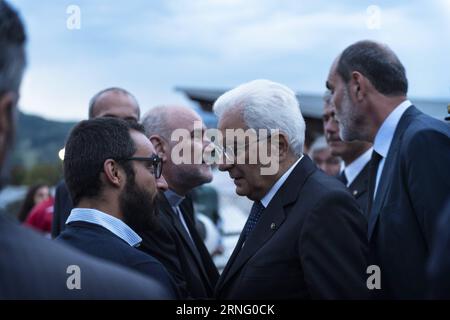 (160830) -- AMATRICE, 30. August 2016 -- der italienische Präsident Sergio Mattarella (R, Front) nimmt an der Beerdigung der Erdbebenopfer in Amatrice, Italien, 30. August 2016 Teil. Am Dienstag fand hier ein Trauergottesdienst für die Opfer der am schlimmsten getroffenen Stadt Amatrice statt, wo die Zahl der Toten auf 231 gestiegen ist. Die Zahl der Todesopfer des tödlichen Erdbebens von 6,0 Magnitude in Mittelitalien ist auf 292 gestiegen, sagte der italienische Katastrophenschutz am Montagabend. ITALIEN-AMATRICE-BEBEN-OPFER-BEERDIGUNG FabrizioxDixNucci PUBLICATIONxNOTxINxCHN 160830 Amatrice Aug 30 2016 italienischer Präsident Sergio Mattarella r Front A Stockfoto