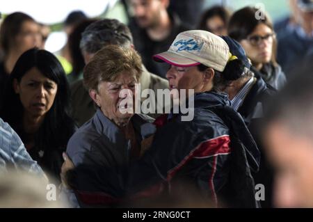 (160830) -- AMATRICE, 30. August 2016 -- Trauernde schreien während der Beerdigung für Erdbebenopfer in Amatrice, Italien, 30. August 2016. Am Dienstag fand hier ein Trauergottesdienst für die Opfer der am schlimmsten getroffenen Stadt Amatrice statt, wo die Zahl der Toten auf 231 gestiegen ist. Die Zahl der Todesopfer des tödlichen Erdbebens von 6,0 Magnitude in Mittelitalien ist auf 292 gestiegen, sagte der italienische Katastrophenschutz am Montagabend. ITALIEN-AMATRICE-BEBEN OPFER-BEERDIGUNG FabrizioxDixNucci PUBLICATIONxNOTxINxCHN 160830 Amatrice Aug 30 2016 Morne Cry während der Beerdigung für Erdbebenopfer in Amatrice Italien Aug 30 Stockfoto