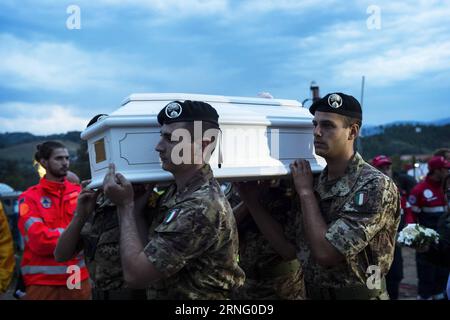 (160830) -- AMATRICE, 30. August 2016 -- Soldaten tragen den Sarg eines Erdbebenopfers nach einer Beerdigung in Amatrice, Italien, 30. August 2016. Am Dienstag fand hier ein Trauergottesdienst für die Opfer der am schlimmsten getroffenen Stadt Amatrice statt, wo die Zahl der Toten auf 231 gestiegen ist. Die Zahl der Todesopfer des tödlichen Erdbebens von 6,0 Magnitude in Mittelitalien ist auf 292 gestiegen, sagte der italienische Katastrophenschutz am Montagabend. ITALIEN-AMATRICE-BEBEN-OPFER-BEERDIGUNG FabrizioxDixNucci PUBLICATIONxNOTxINxCHN 160830 Amatrice Aug 30 2016 Soldaten tragen den Sarg eines Erdbebenopfers nach einer Beerdigung in Amatr Stockfoto